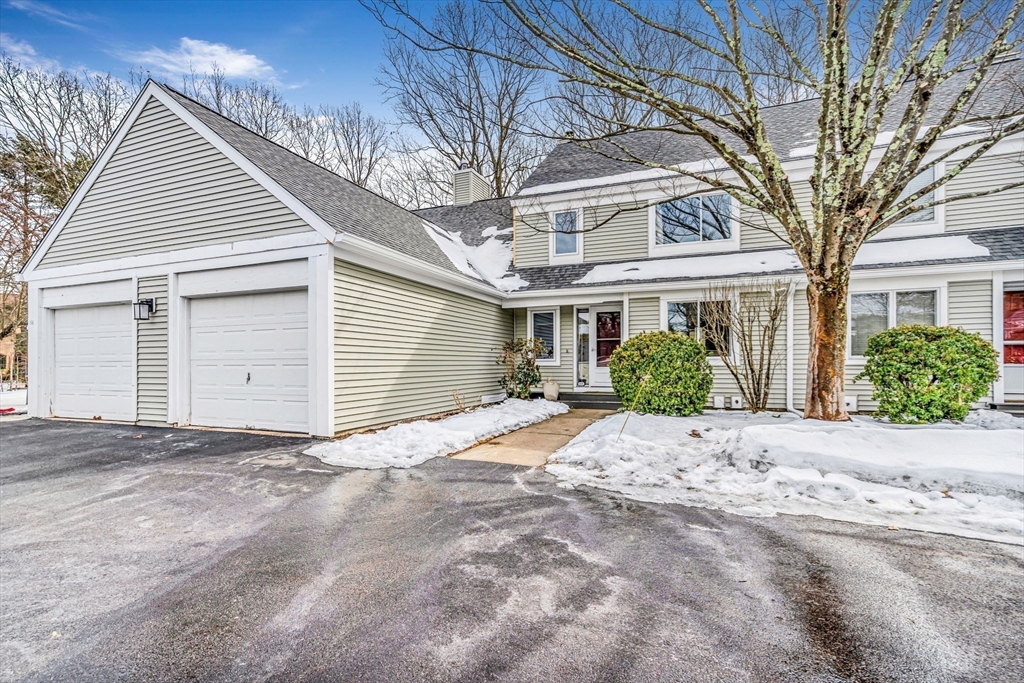 Franklin, Massachusetts 02038, United States, 2 Bedrooms Bedrooms, ,3 BathroomsBathrooms,Residential,Pending,77940