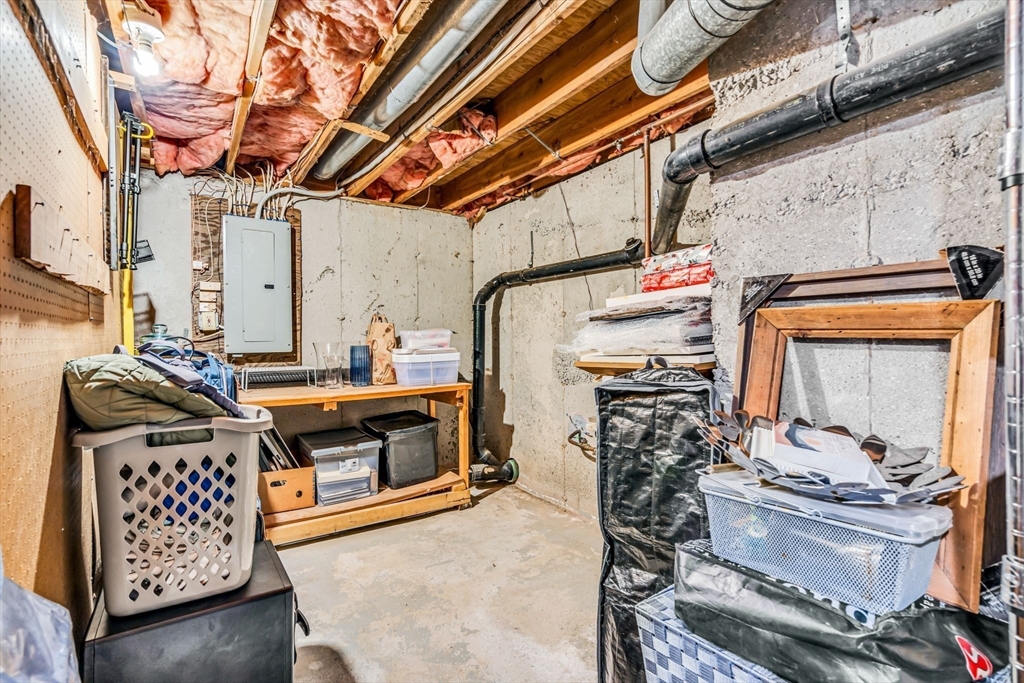 Franklin, Massachusetts 02038, United States, 2 Bedrooms Bedrooms, ,3 BathroomsBathrooms,Residential,Pending,77940