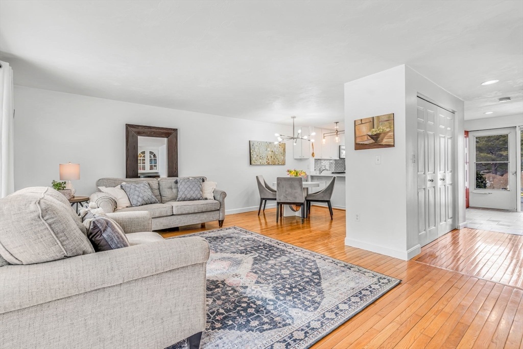 Franklin, Massachusetts 02038, United States, 2 Bedrooms Bedrooms, ,3 BathroomsBathrooms,Residential,Pending,77940