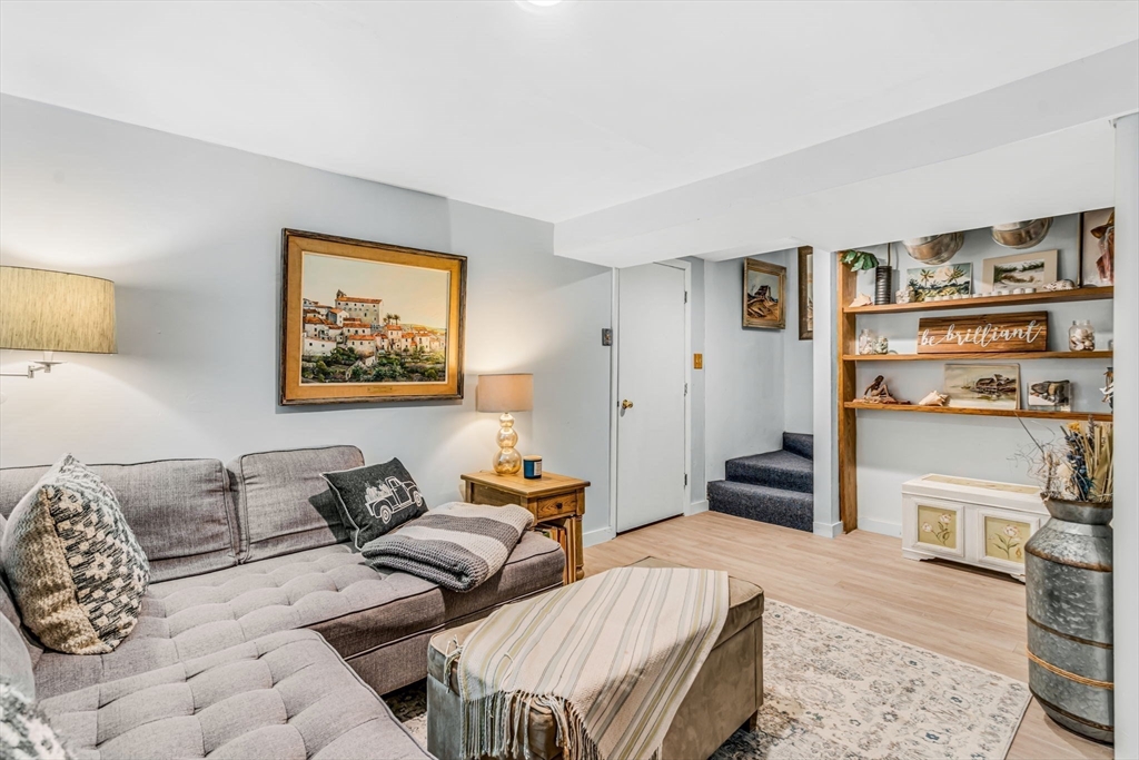 Franklin, Massachusetts 02038, United States, 2 Bedrooms Bedrooms, ,3 BathroomsBathrooms,Residential,Pending,77940