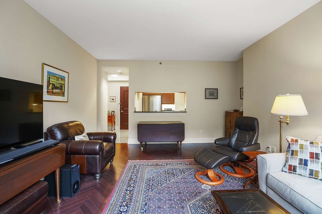 1 Charles St S 602