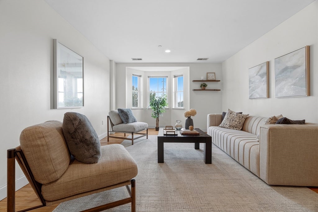 120 Wyllis Ave 310