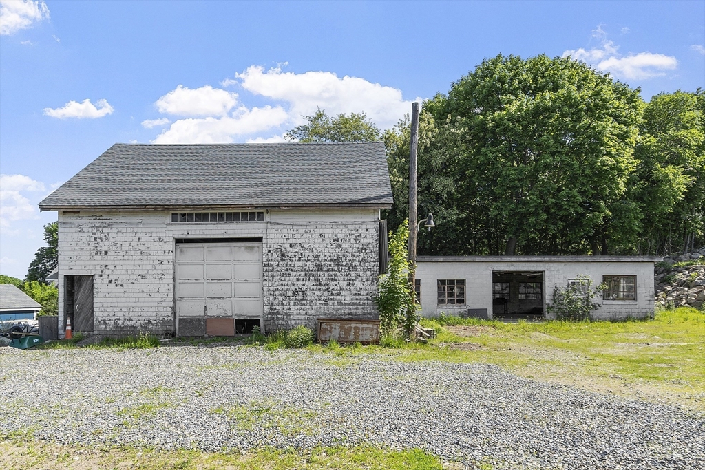2 Deacon Farm Ln