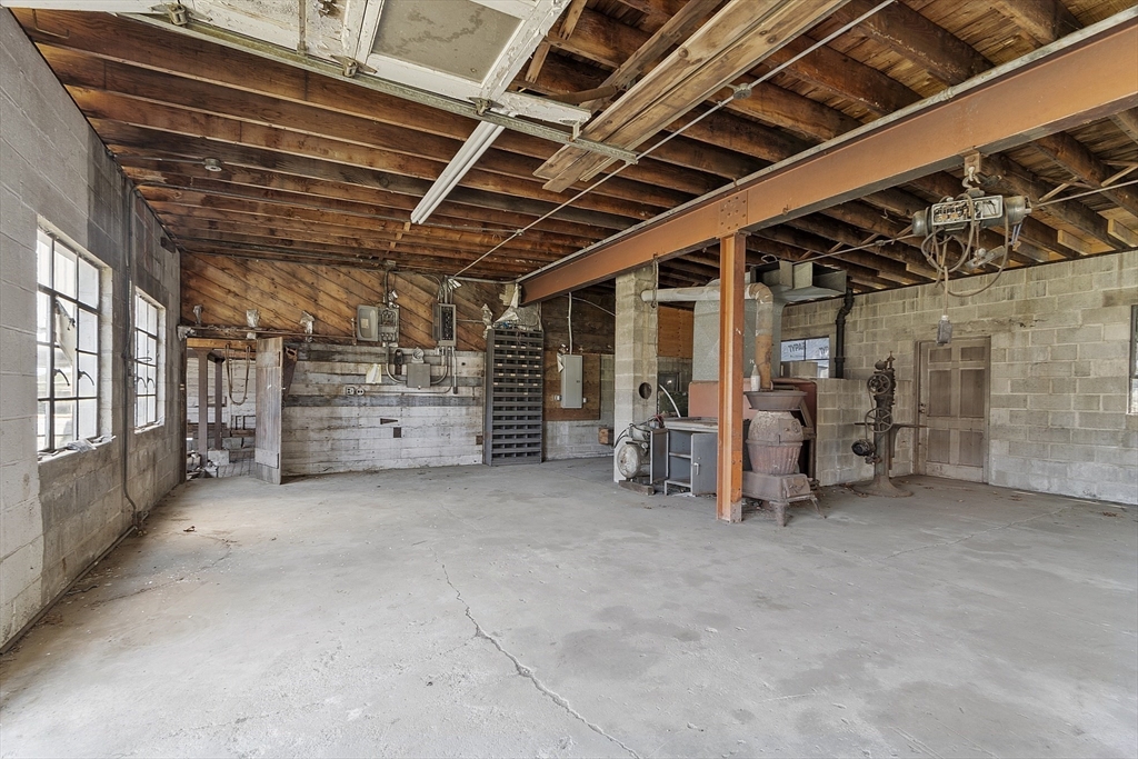2 Deacon Farm Ln