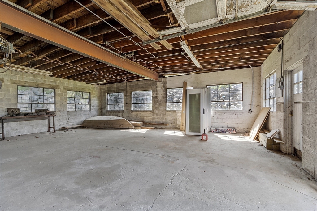 2 Deacon Farm Ln