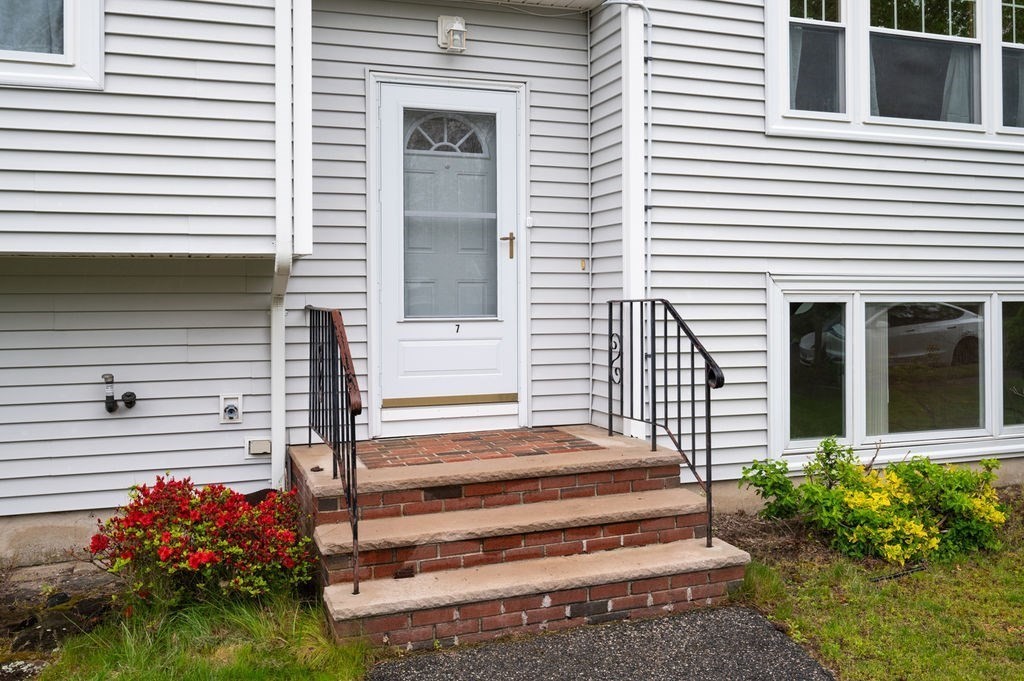 7 Nells Pond Rd, Lynn, MA Photo #4