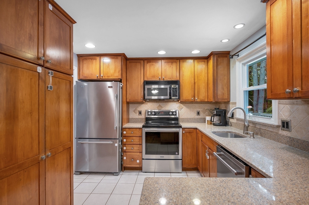 9 Sunrise Dr, Hudson, NH, 9 Sunrise Dr, Hudson, NH Photo #10