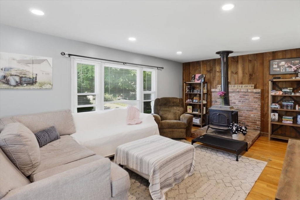 8 Deer St