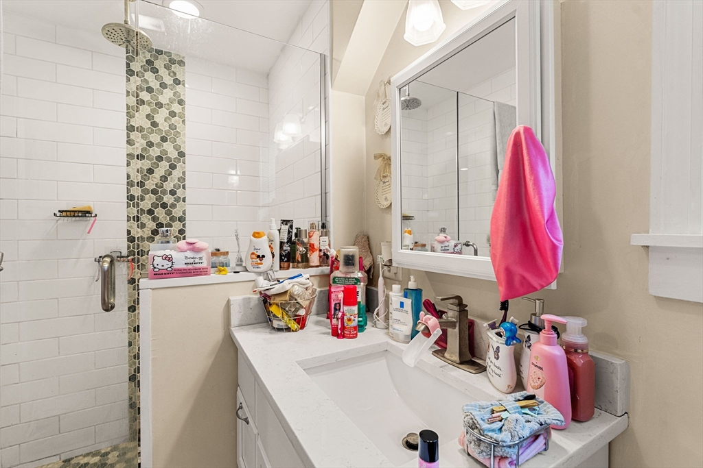 883 Grinnell St, Fall River, MA Photo #11