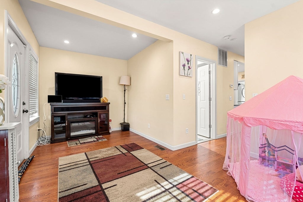 883 Grinnell St, Fall River, MA Photo #23