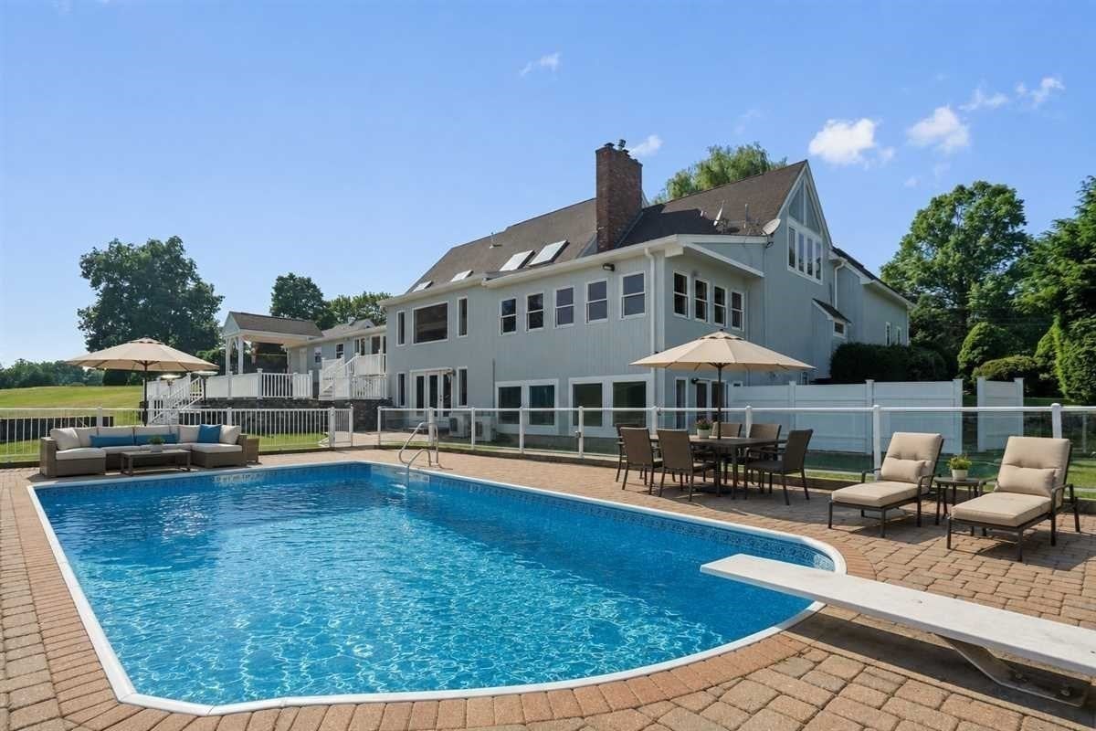 6 Lynbrook Road