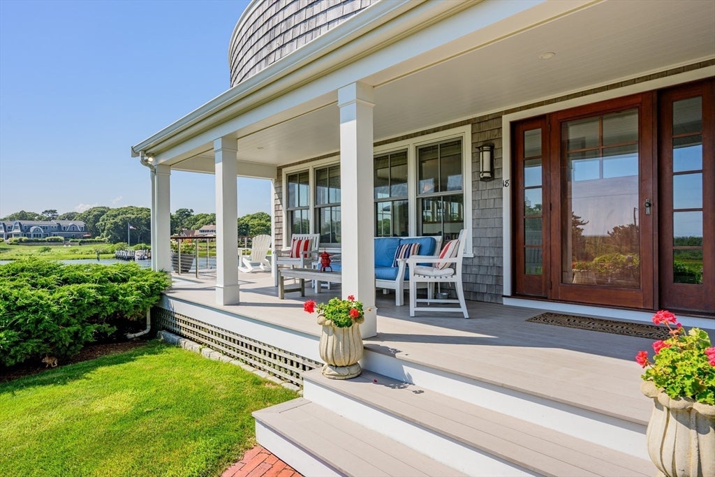 18 Saquatucket Point