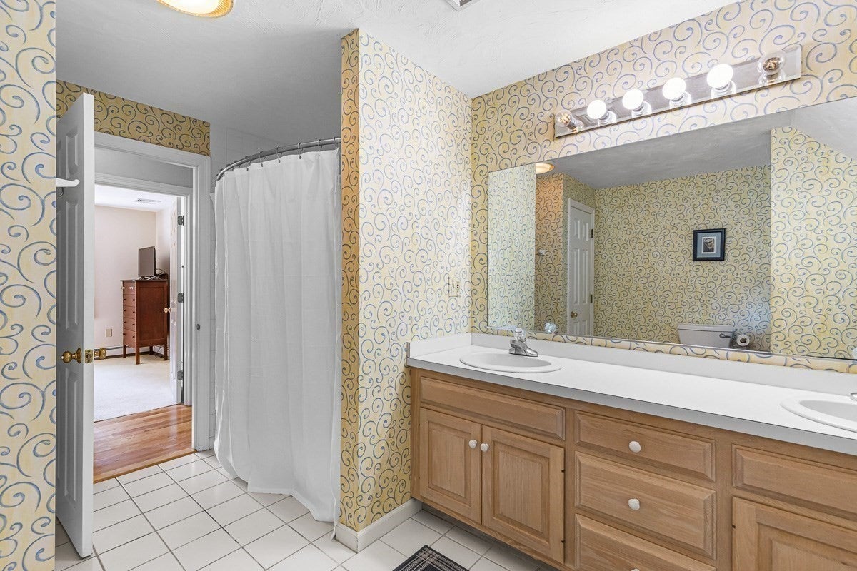85 Comstock Dr, Wrentham, MA Photo #27