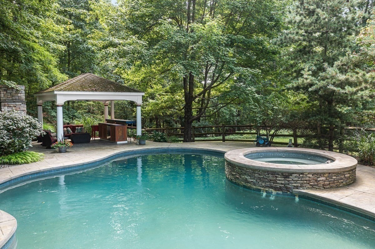 85 Comstock Dr, Wrentham, MA Photo #4