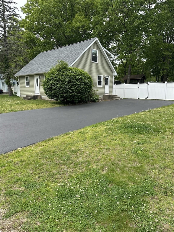 11 Friar Tuck Ln