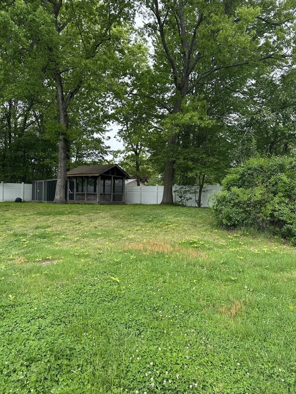 11 Friar Tuck Ln