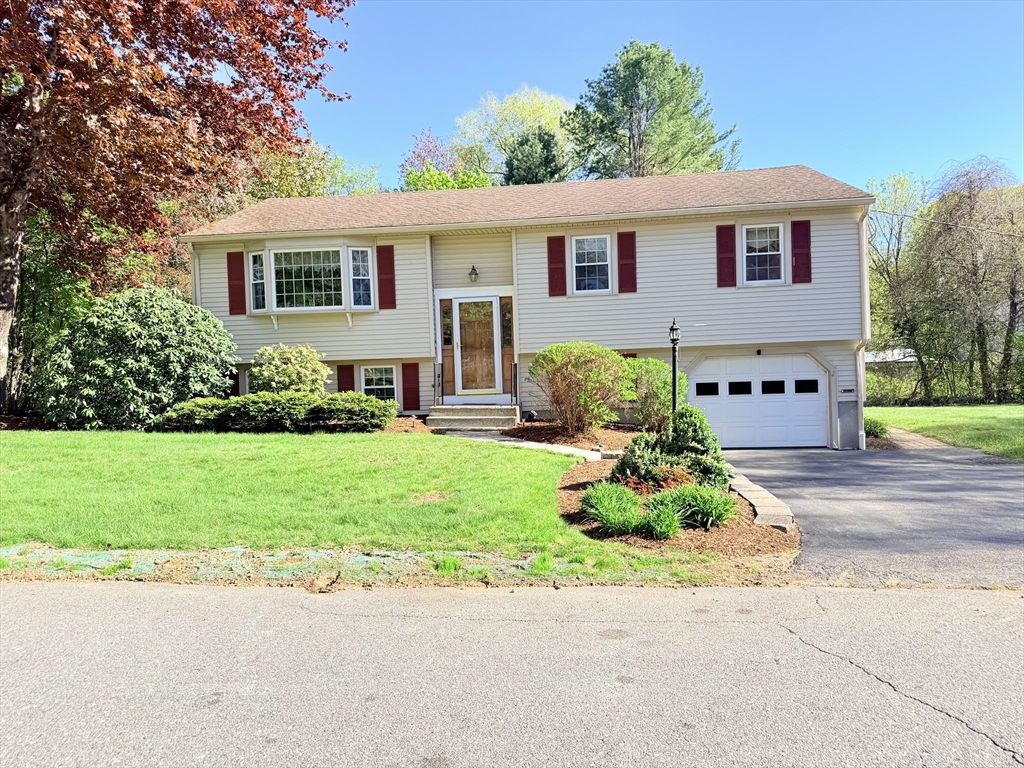 2 Cricklewood Dr, Leicester, MA Photo #1