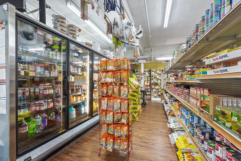 8828 Grocery Store & Restaurant Way