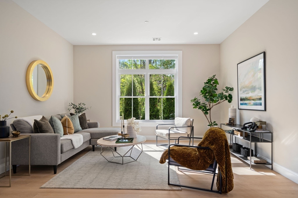 7 Cross St 205