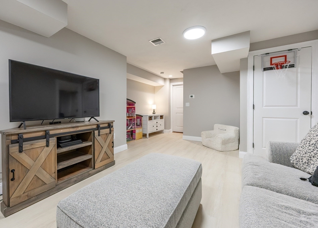 Medway, Massachusetts 02053, United States, 3 Bedrooms Bedrooms, ,3 BathroomsBathrooms,Residential,Active,244707