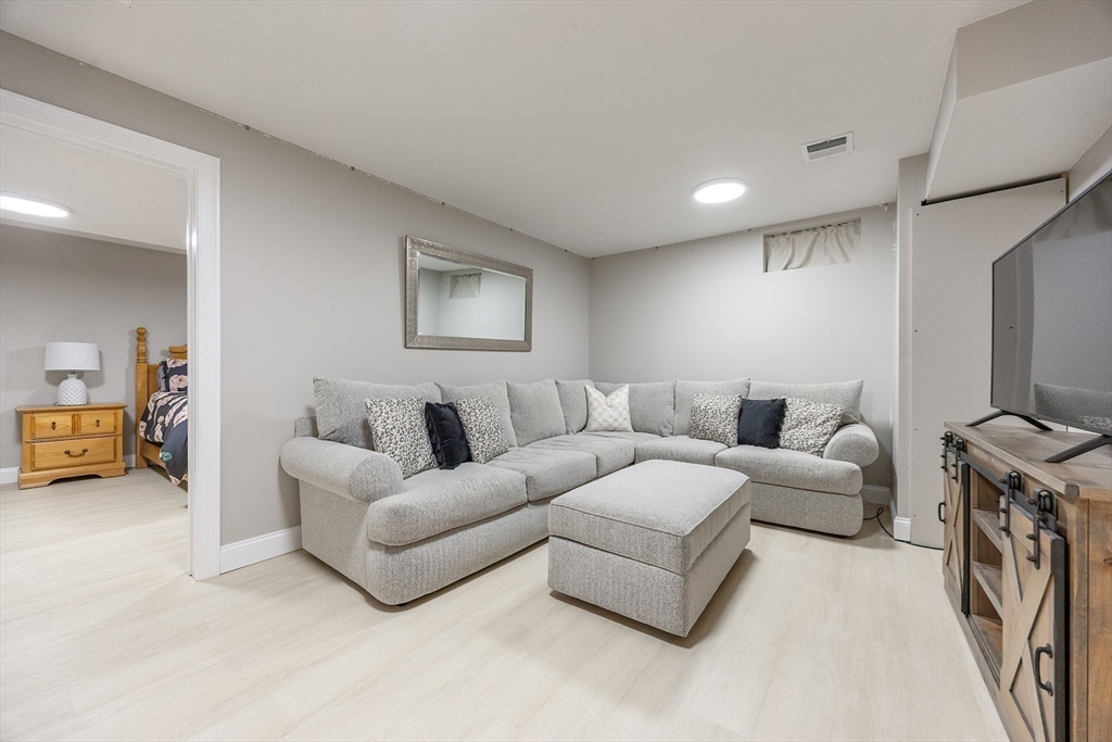 Medway, Massachusetts 02053, United States, 3 Bedrooms Bedrooms, ,3 BathroomsBathrooms,Residential,Active,244707