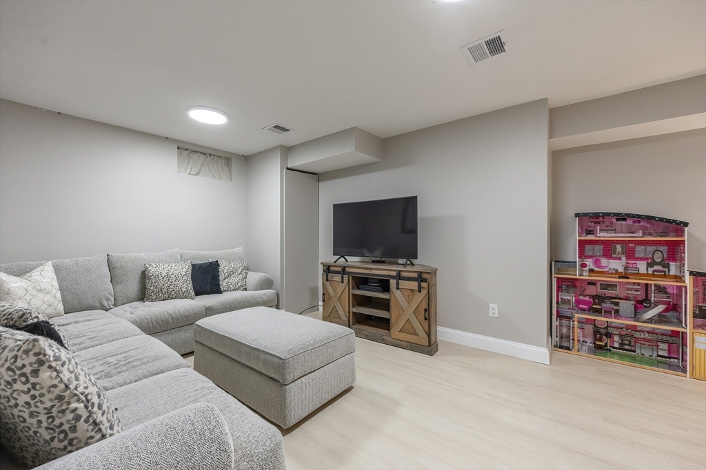 Medway, Massachusetts 02053, United States, 3 Bedrooms Bedrooms, ,3 BathroomsBathrooms,Residential,Active,244707