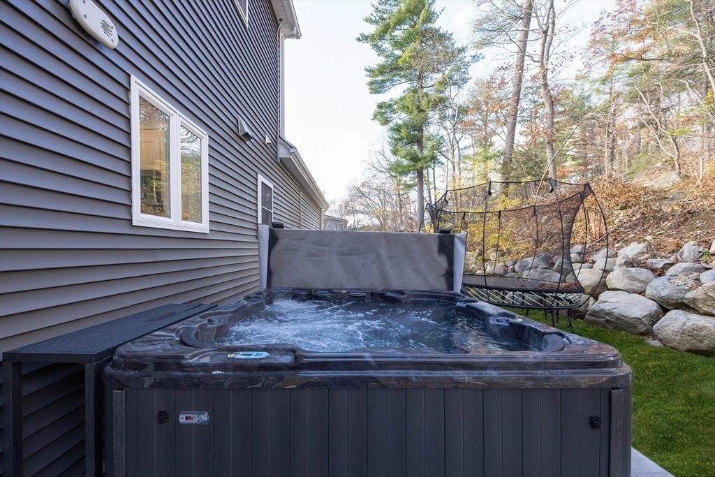 Medway, Massachusetts 02053, United States, 3 Bedrooms Bedrooms, ,3 BathroomsBathrooms,Residential,Active,244707