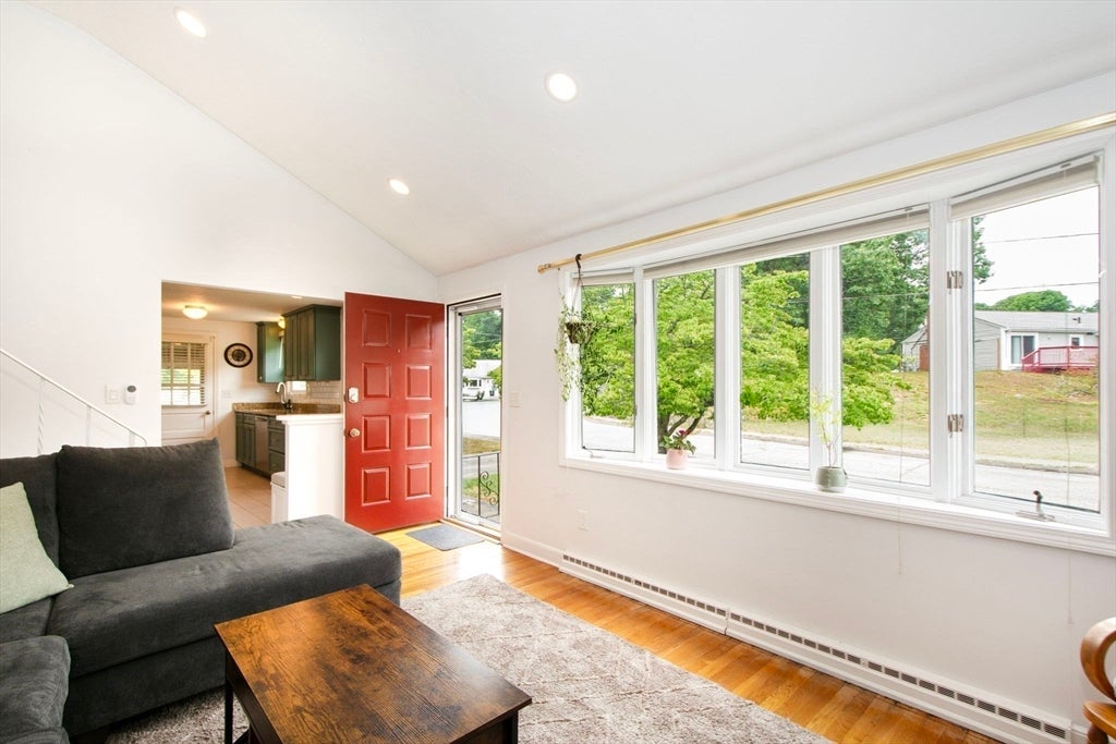 18 Oakwood Dr