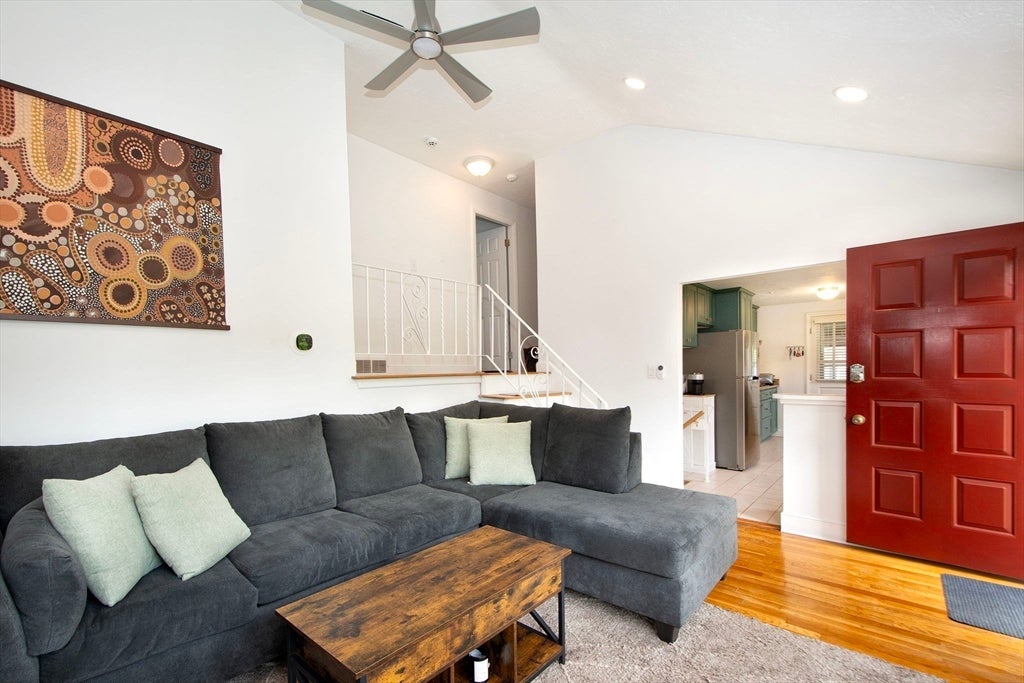 18 Oakwood Dr