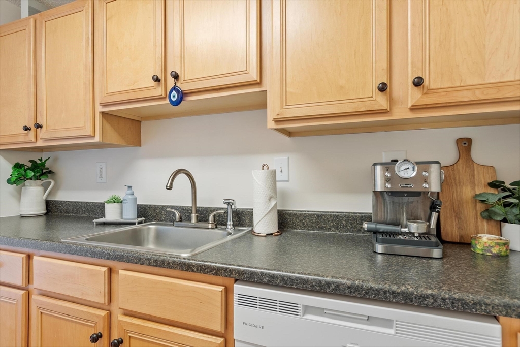 256-C Market St 3203