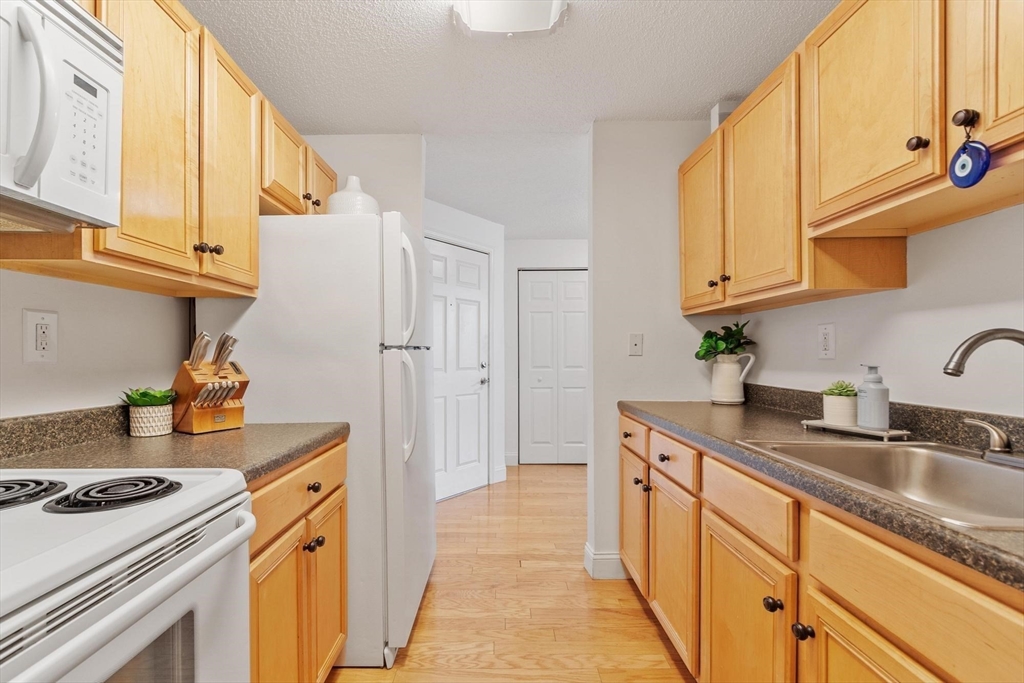 256-C Market St 3203