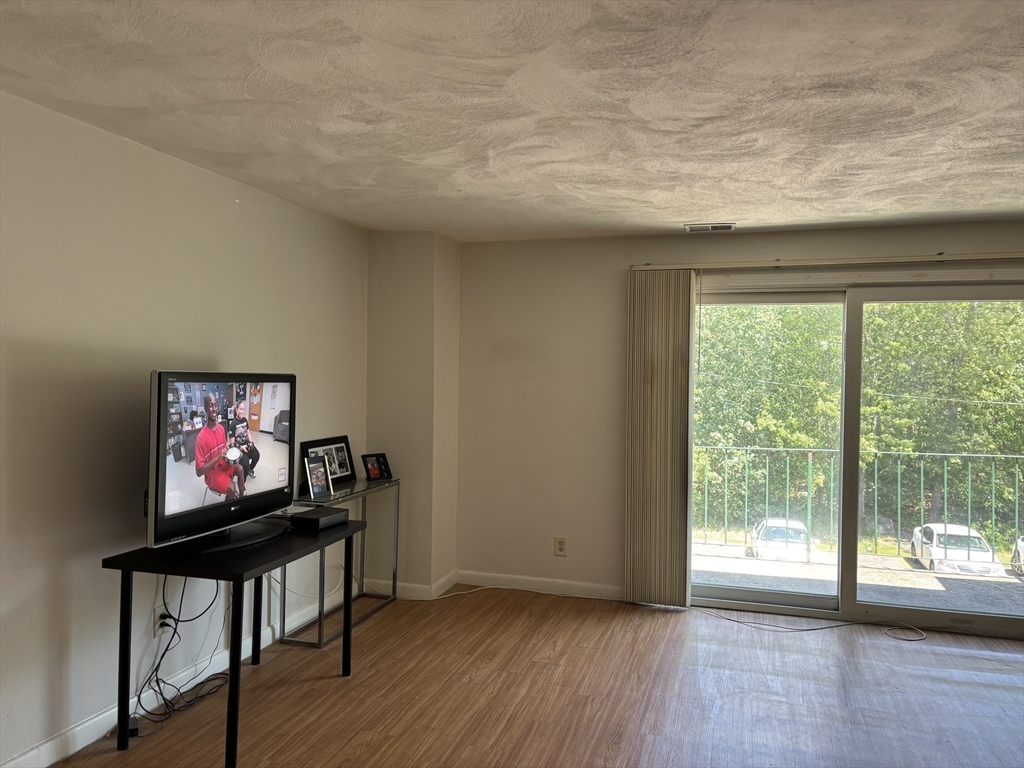 105 Oak Ln 11