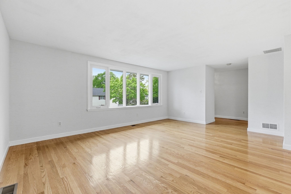 3 Spruce St, Stoneham, MA Photo #7