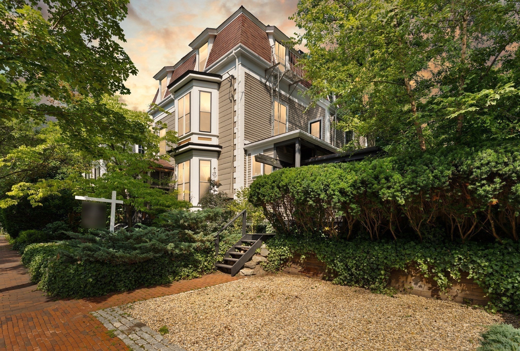 32 Hawthorn St