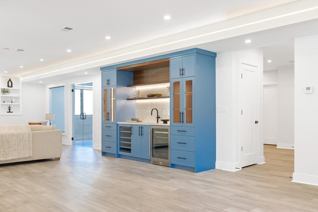 25 High St # 25, Newton, MA, 02461, USA, 5 Bedrooms Bedrooms, ,4 BathroomsBathrooms,Condo,Active,25 High St # 25,73472157