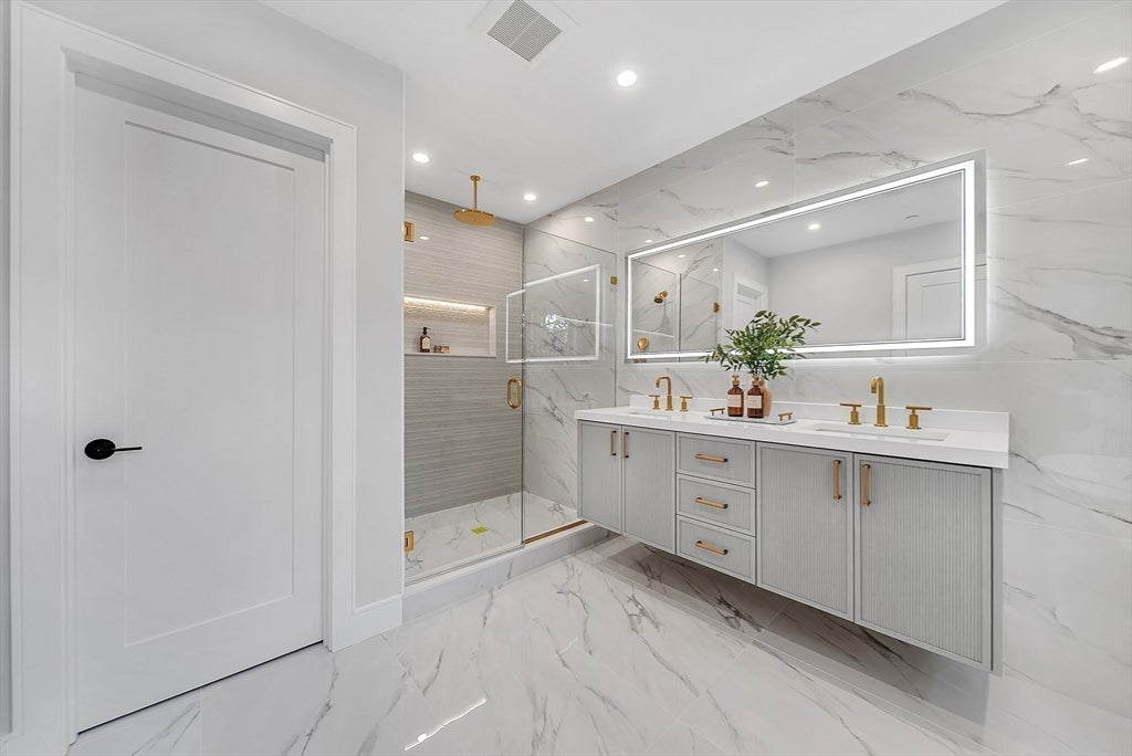 25 High St # 25, Newton, MA, 02461, USA, 5 Bedrooms Bedrooms, ,4 BathroomsBathrooms,Condo,Active,25 High St # 25,73472157