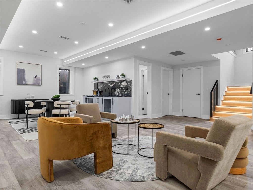 25 High St # 25, Newton, MA, 02461, USA, 5 Bedrooms Bedrooms, ,4 BathroomsBathrooms,Condo,Active,25 High St # 25,73472157