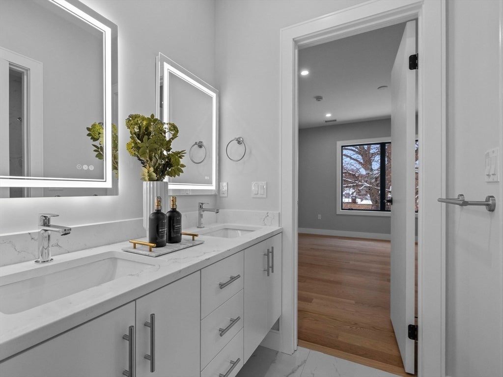 25 High St # 25, Newton, MA, 02461, USA, 5 Bedrooms Bedrooms, ,4 BathroomsBathrooms,Condo,Active,25 High St # 25,73472157