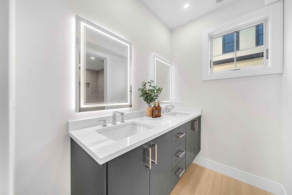 25 High St # 25, Newton, MA, 02461, USA, 5 Bedrooms Bedrooms, ,4 BathroomsBathrooms,Condo,Active,25 High St # 25,73472157