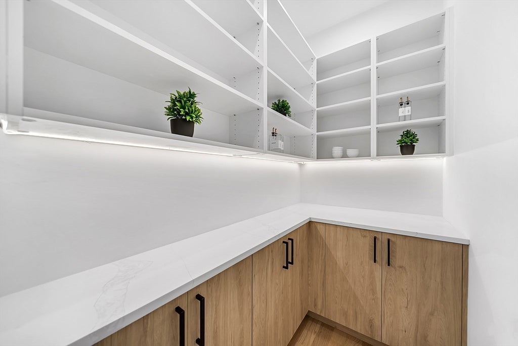 25 High St # 25, Newton, MA, 02461, USA, 5 Bedrooms Bedrooms, ,4 BathroomsBathrooms,Condo,Active,25 High St # 25,73472157