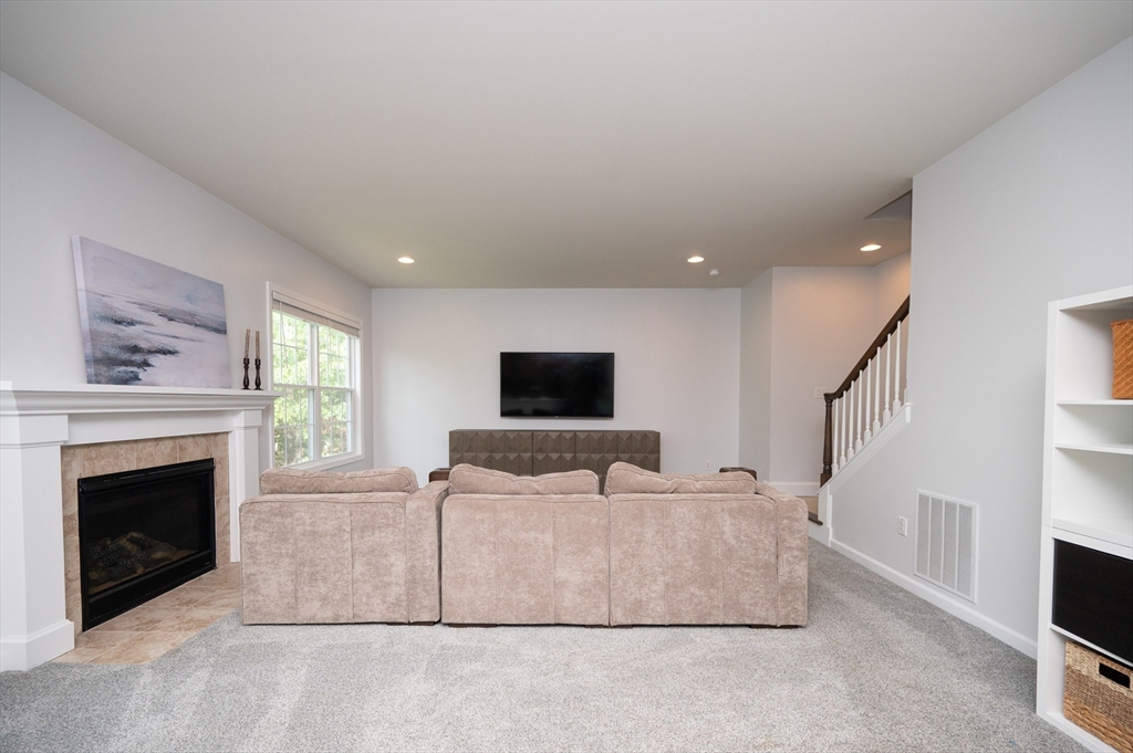 Norfolk, Massachusetts 02056, United States, 4 Bedrooms Bedrooms, ,4 BathroomsBathrooms,Residential,Pending,142597