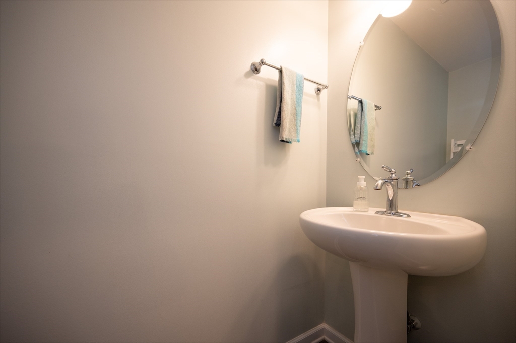 Norfolk, Massachusetts 02056, United States, 4 Bedrooms Bedrooms, ,4 BathroomsBathrooms,Residential,Pending,142597