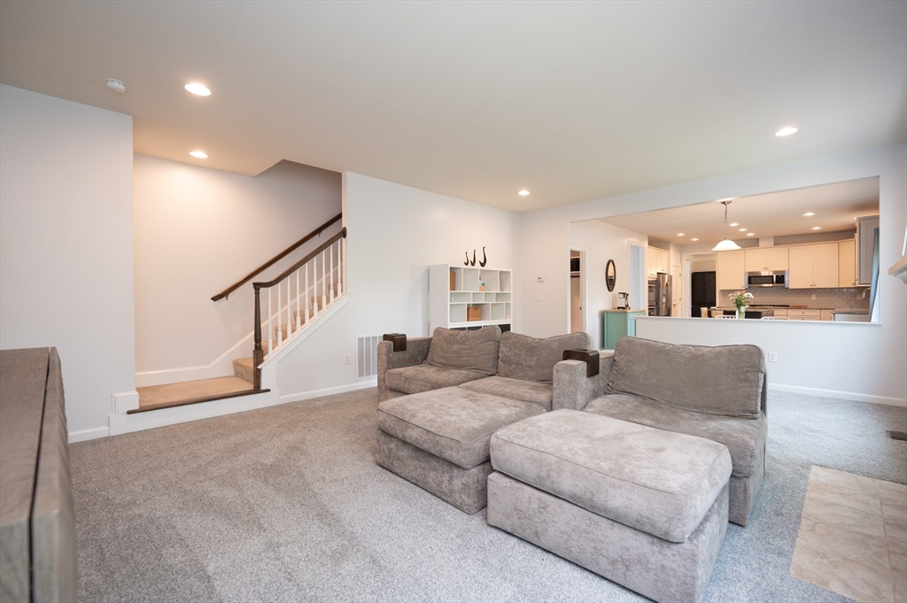 Norfolk, Massachusetts 02056, United States, 4 Bedrooms Bedrooms, ,4 BathroomsBathrooms,Residential,Pending,142597