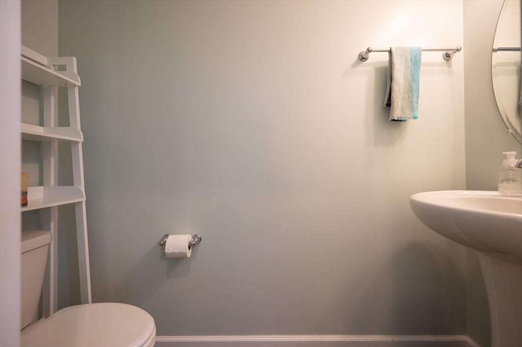 Norfolk, Massachusetts 02056, United States, 4 Bedrooms Bedrooms, ,4 BathroomsBathrooms,Residential,Pending,142597