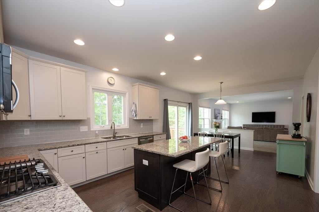 Norfolk, Massachusetts 02056, United States, 4 Bedrooms Bedrooms, ,4 BathroomsBathrooms,Residential,Pending,142597