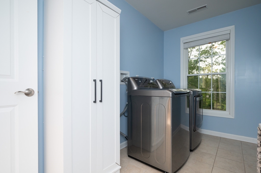 Norfolk, Massachusetts 02056, United States, 4 Bedrooms Bedrooms, ,4 BathroomsBathrooms,Residential,Pending,142597