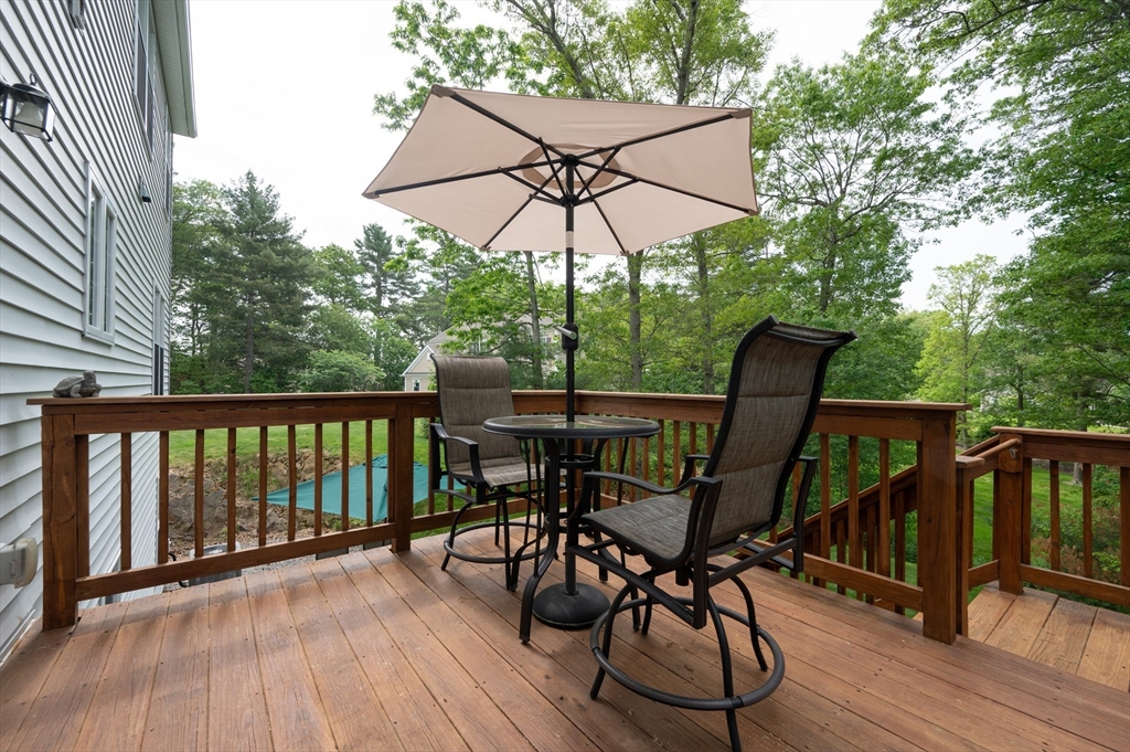 Norfolk, Massachusetts 02056, United States, 4 Bedrooms Bedrooms, ,4 BathroomsBathrooms,Residential,Pending,142597