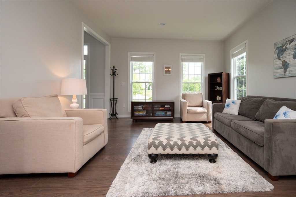 Norfolk, Massachusetts 02056, United States, 4 Bedrooms Bedrooms, ,4 BathroomsBathrooms,Residential,Pending,142597