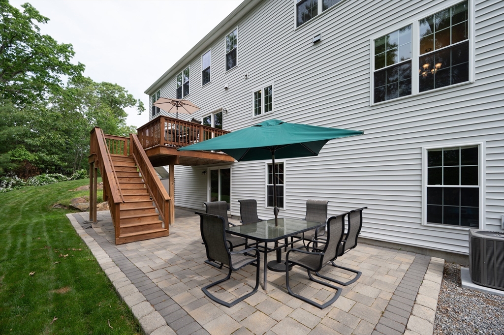 Norfolk, Massachusetts 02056, United States, 4 Bedrooms Bedrooms, ,4 BathroomsBathrooms,Residential,Pending,142597