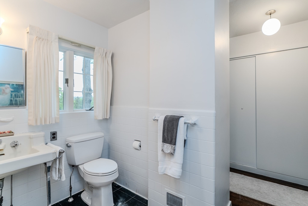 Holyoke, Massachusetts 01040, United States, 4 Bedrooms Bedrooms, ,3 BathroomsBathrooms,Residential,Active,131108